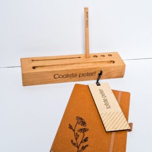 gepersonaliseerd geschenkpakket pennenhouder, pen, bladwijzer notitieboekje