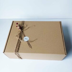 geschenkverpakking, doos afgewerkt met droogbloemen