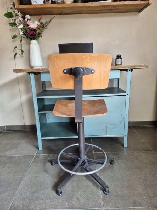 Stoere oude industriële werkbank, perfect als robuuste eyecatcher in je interieur! Deze oude, groene werkbank met een oud steigerhouten blad