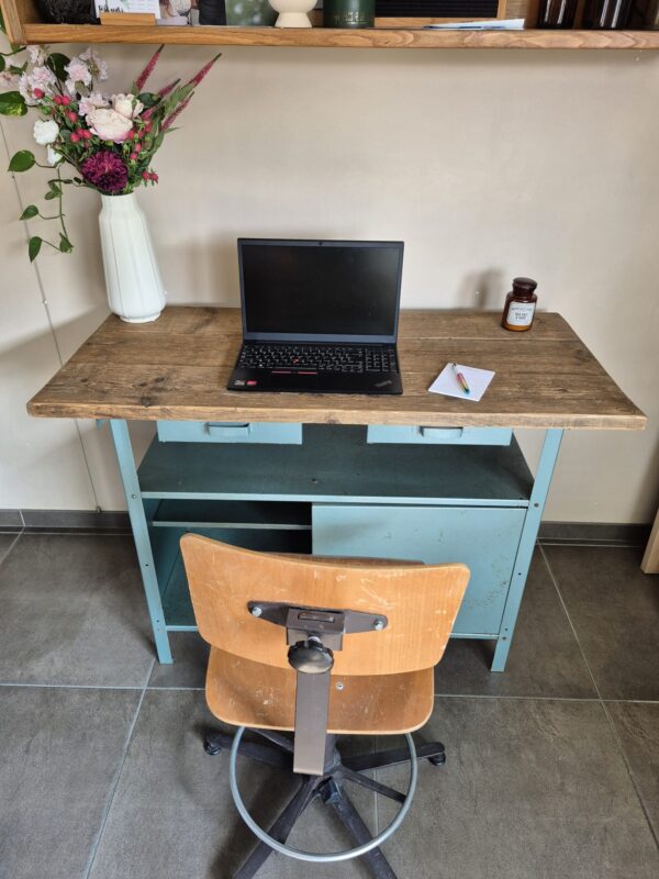 Stoere oude industriële werkbank, perfect als robuuste eyecatcher in je interieur! Deze oude, groene werkbank met een oud steigerhouten blad
