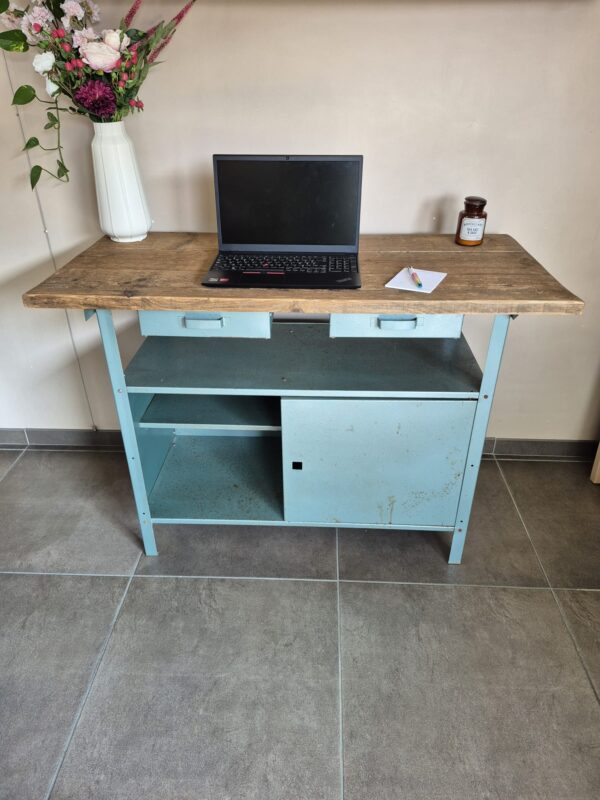 Stoere oude industriële werkbank, perfect als robuuste eyecatcher in je interieur! Deze oude, groene werkbank met een oud steigerhouten blad