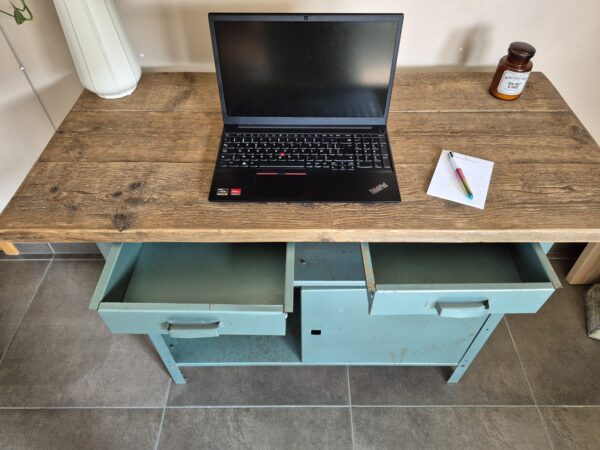 Stoere oude industriële werkbank, perfect als robuuste eyecatcher in je interieur! Deze oude, groene werkbank met een oud steigerhouten blad
