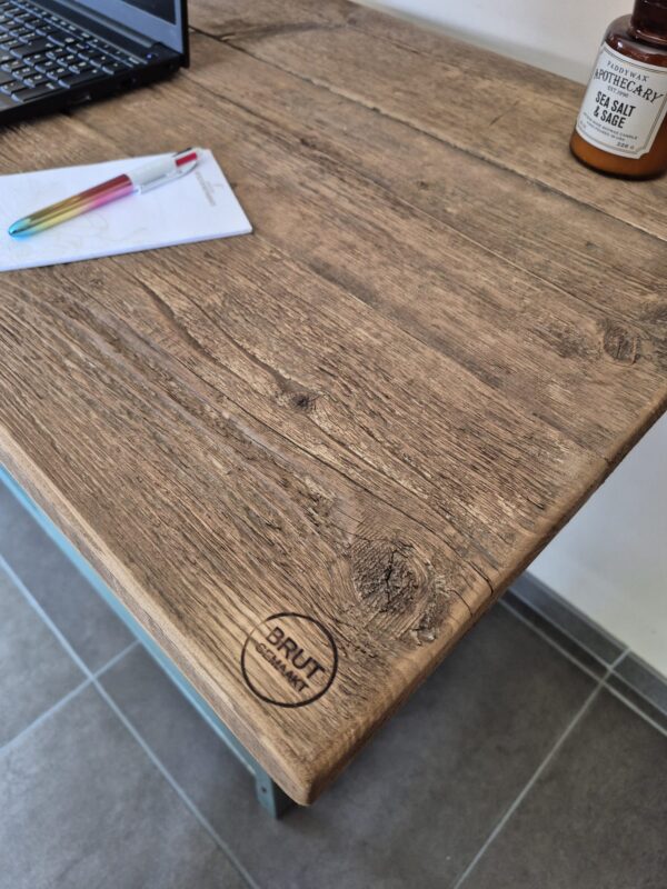 Stoere oude industriële werkbank, perfect als robuuste eyecatcher in je interieur! Deze oude, groene werkbank met een oud steigerhouten blad