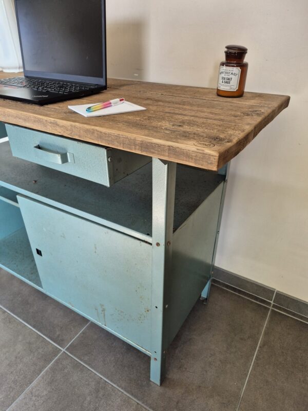 Stoere oude industriële werkbank, perfect als robuuste eyecatcher in je interieur! Deze oude, groene werkbank met een oud steigerhouten blad