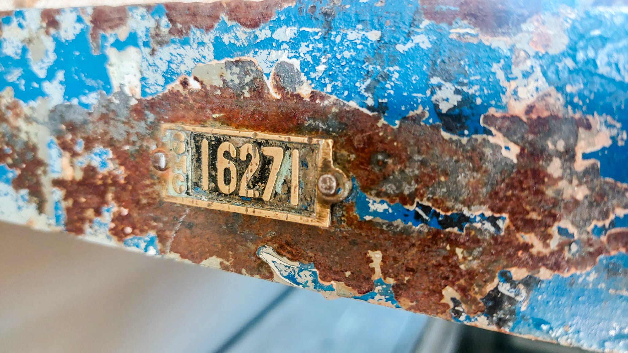 opgeknapte industriële kar, werkbank uit metaal afgewerkt met oud steigerhout met wielen