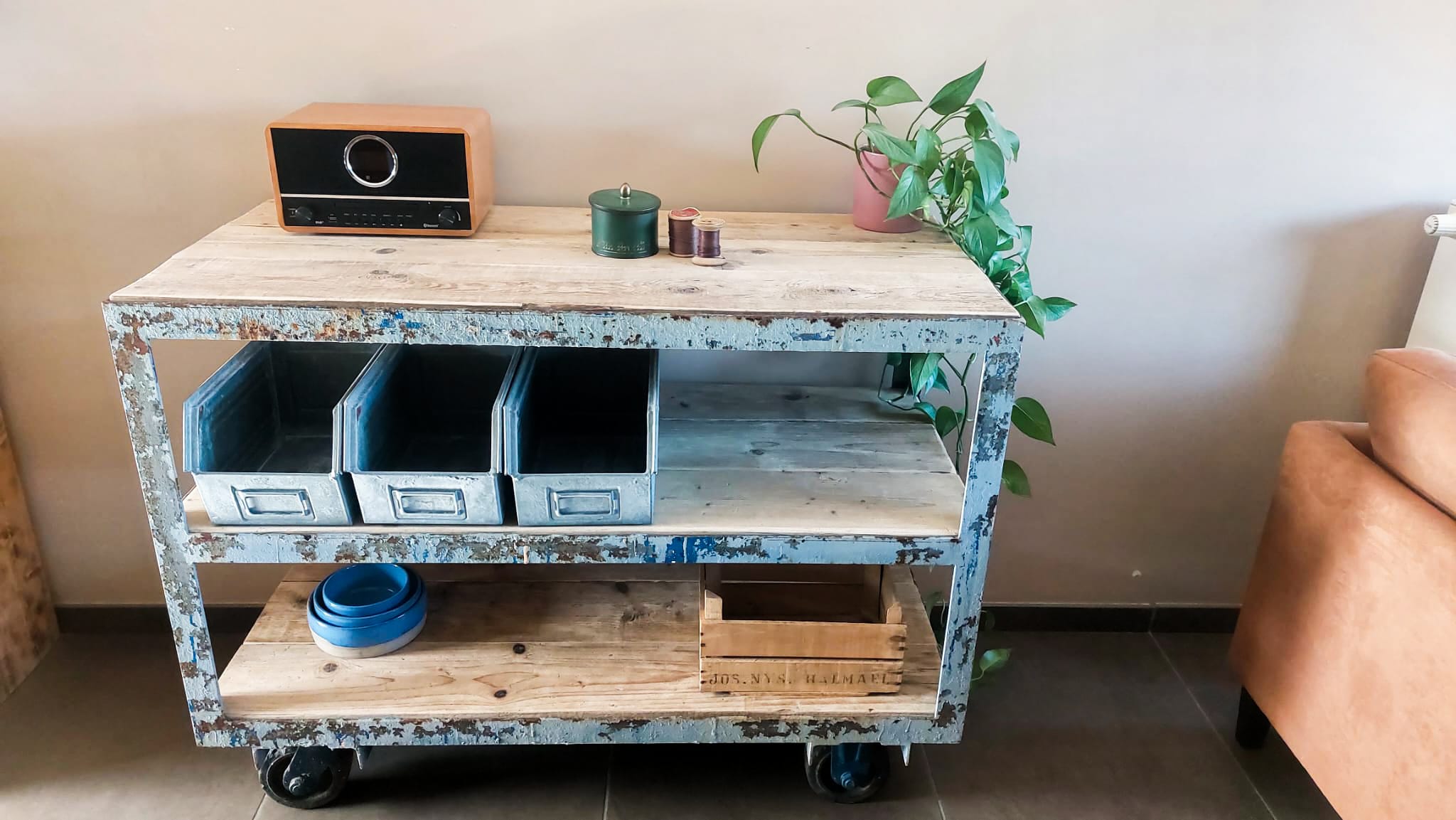 opgeknapte industriële kar, werkbank uit metaal afgewerkt met oud steigerhout met wielen