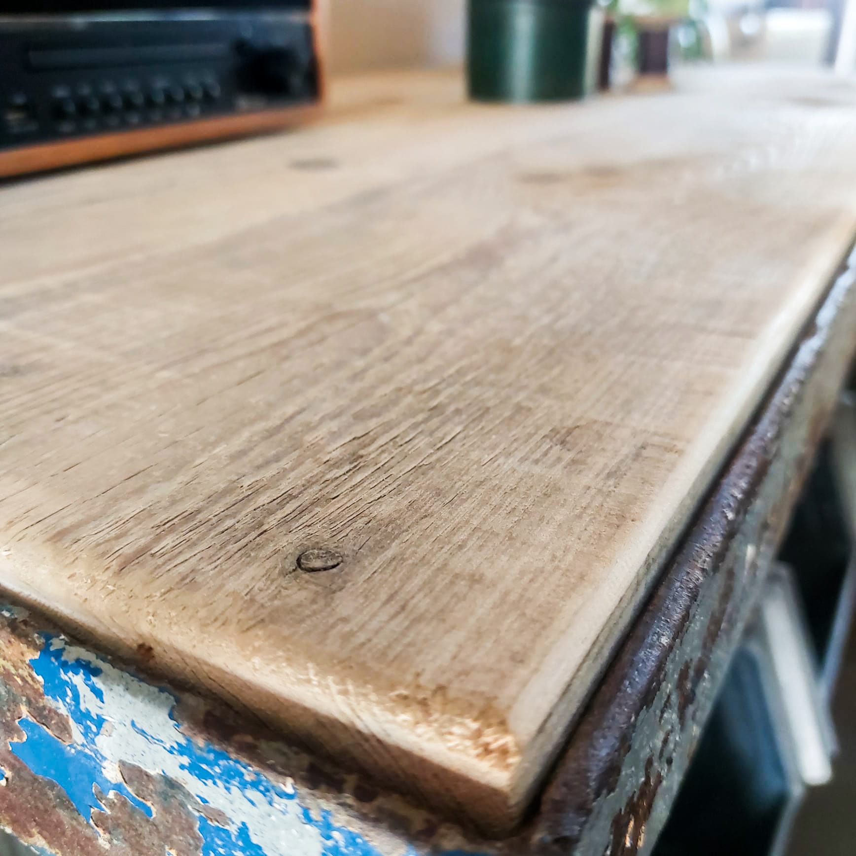 opgeknapte industriële kar, werkbank uit metaal afgewerkt met oud steigerhout met wielen