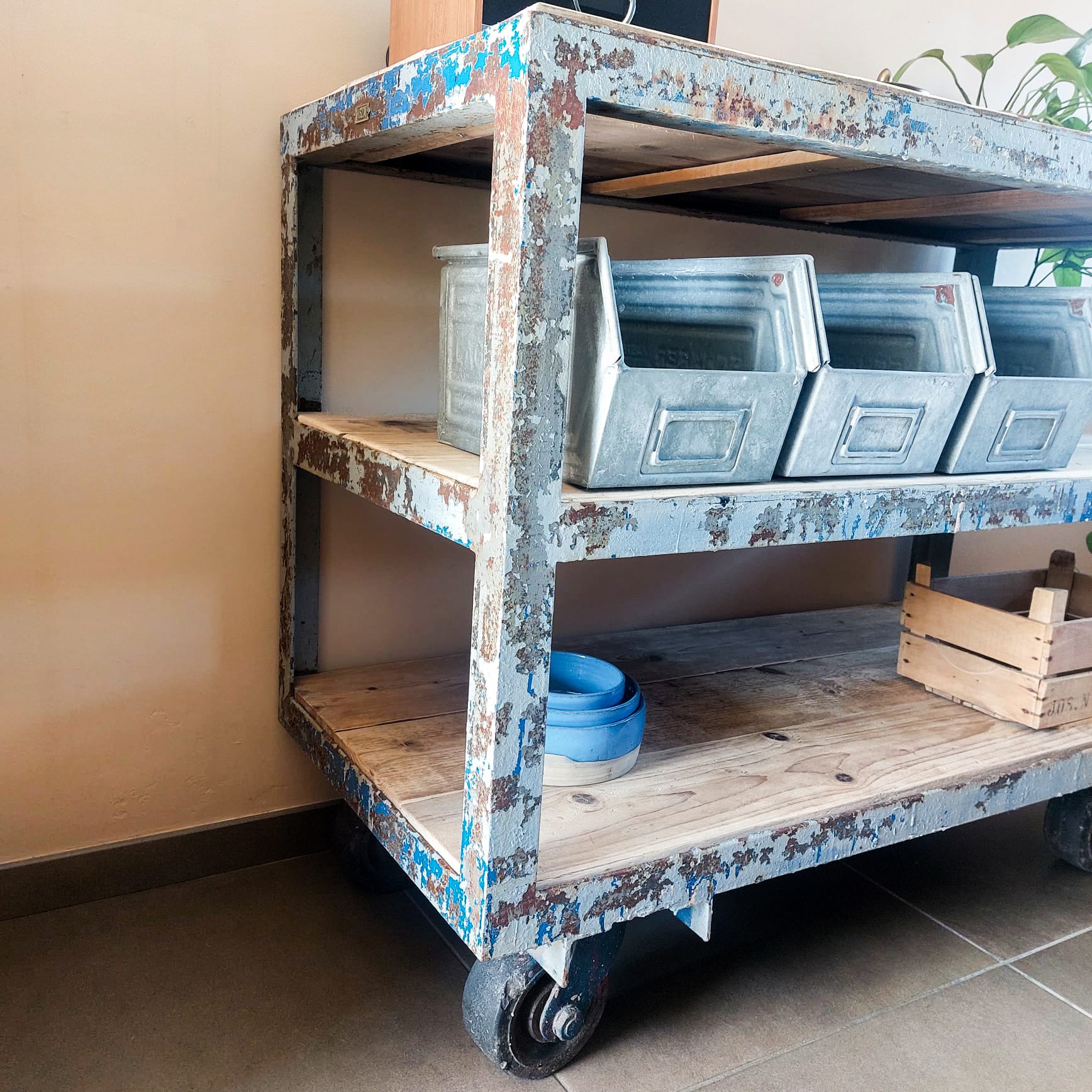 opgeknapte industriële kar, werkbank uit metaal afgewerkt met oud steigerhout met wielen
