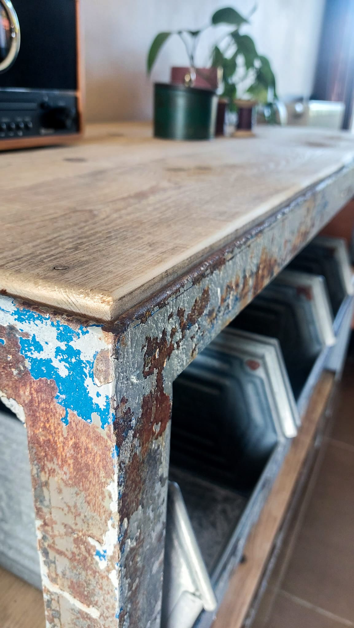 opgeknapte industriële kar, werkbank uit metaal afgewerkt met oud steigerhout met wielen