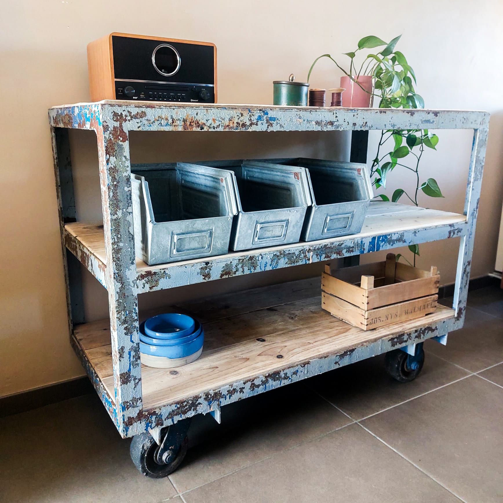 opgeknapte industriële kar, werkbank uit metaal afgewerkt met oud steigerhout met wielen