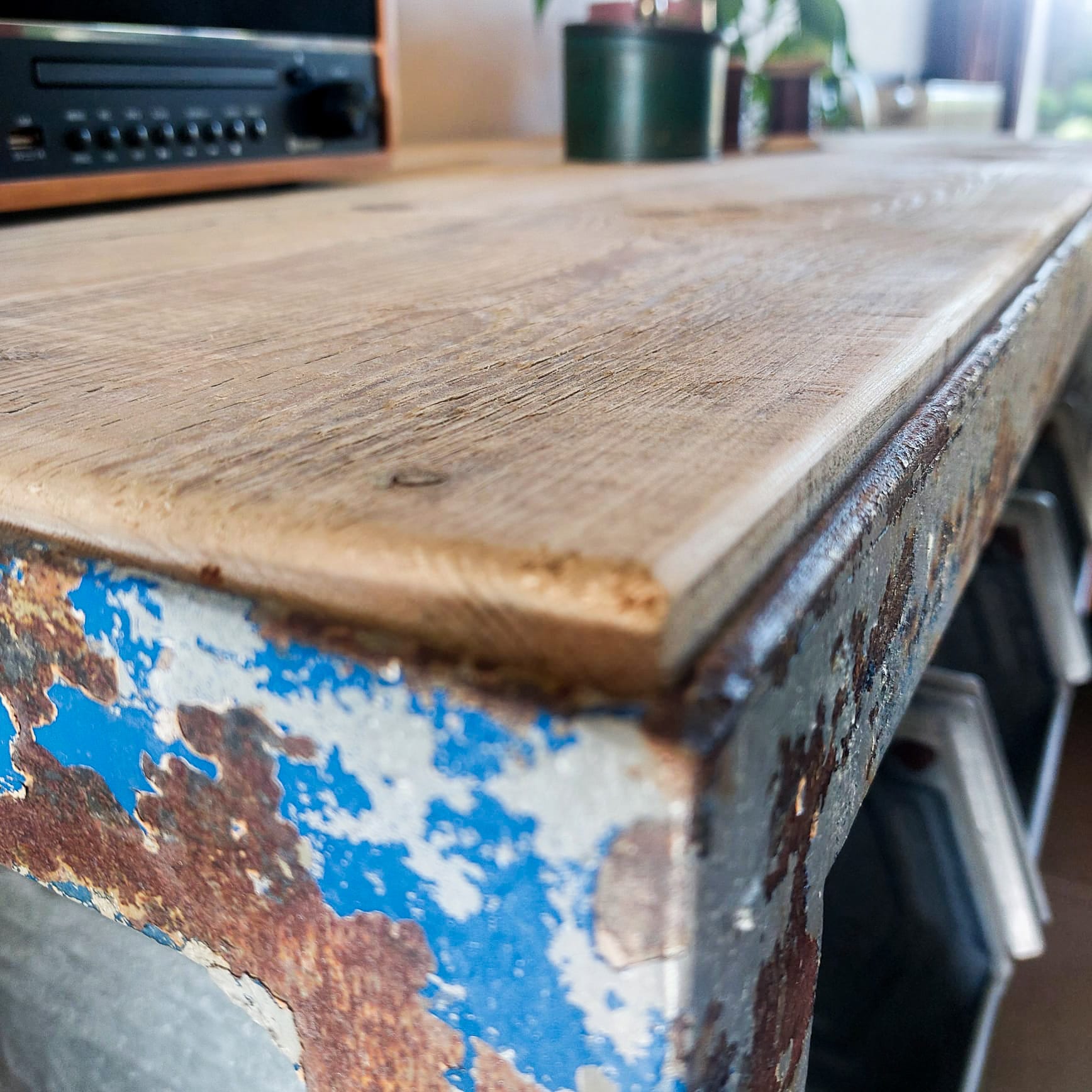 opgeknapte industriële kar, werkbank uit metaal afgewerkt met oud steigerhout met wielen