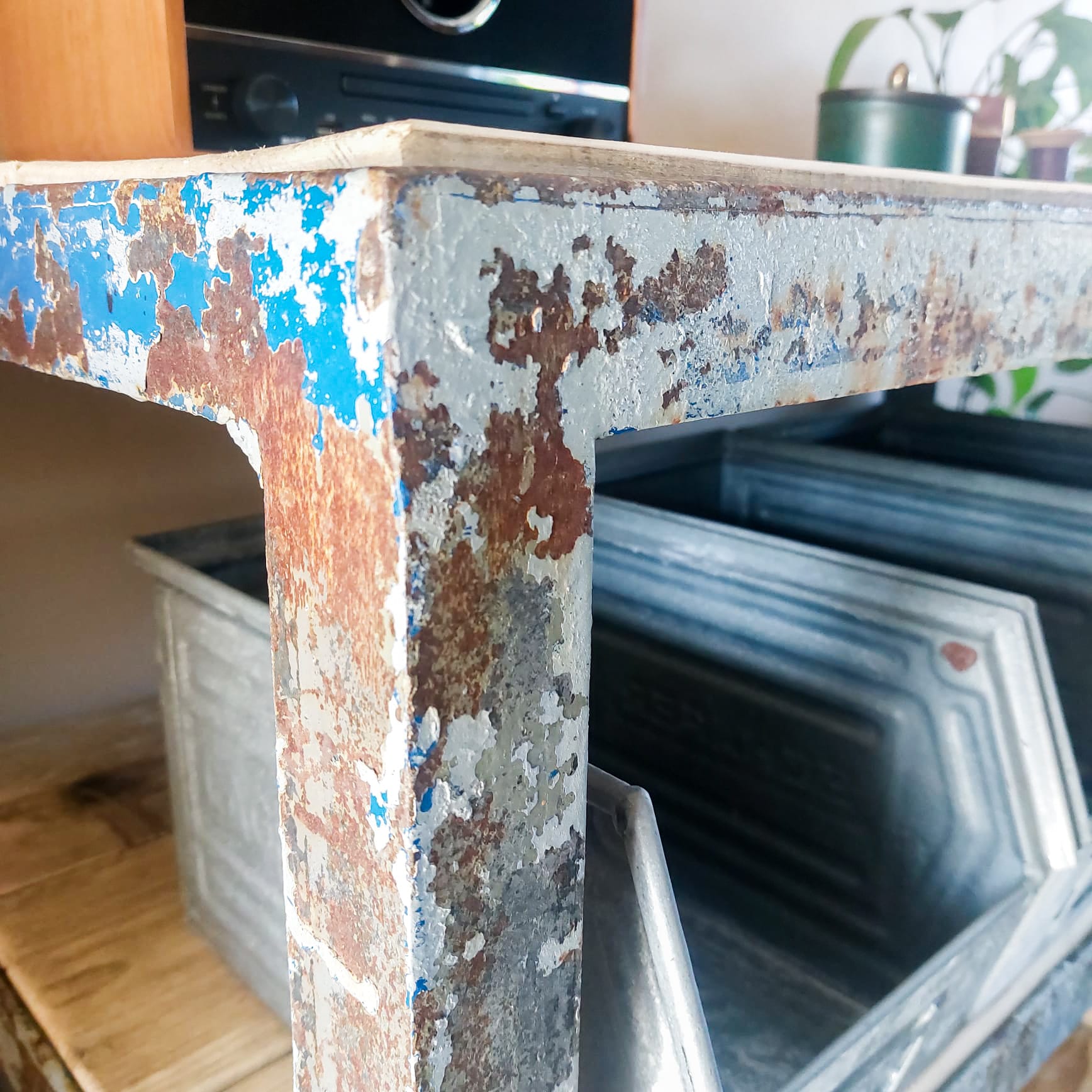 opgeknapte industriële kar, werkbank uit metaal afgewerkt met oud steigerhout met wielen