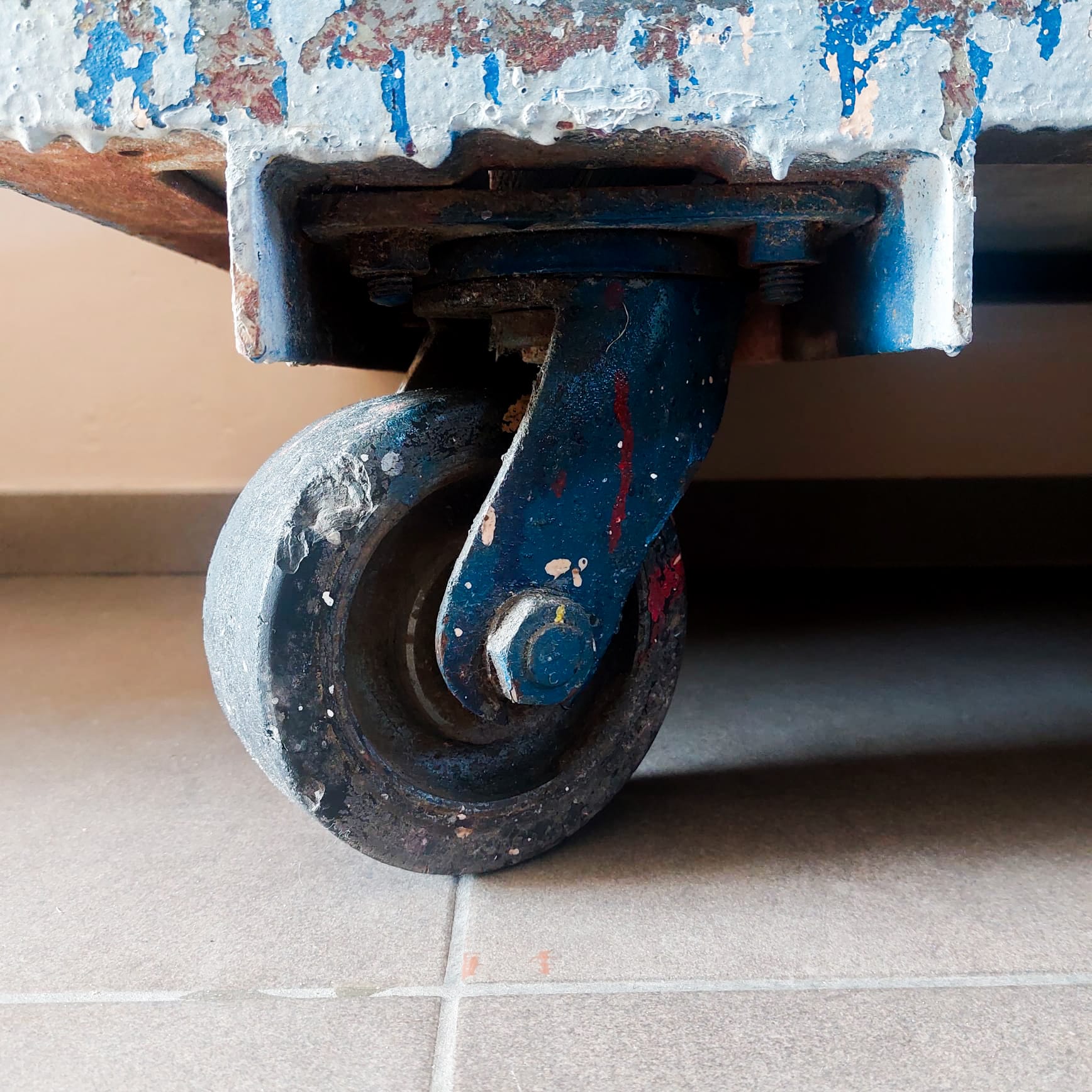 opgeknapte industriële kar, werkbank uit metaal afgewerkt met oud steigerhout met wielen